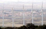 Imagen del parque eólico de Higueruela, con el pueblo al fondo.