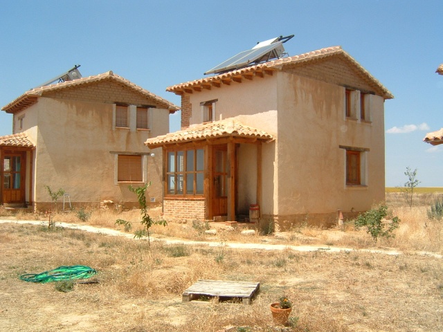 fachadas de casas bonitas. Casa bioclimática de barro