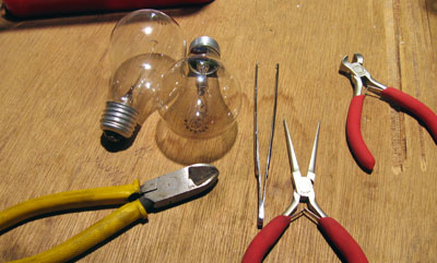 herramientas para la construcción de una bombilla rellena de LEDs