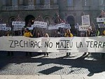 Acción de No a la Mat en la plaza Sant Jaume de Barcelona.