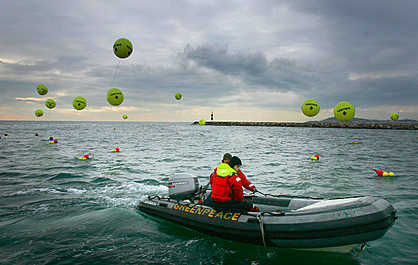Greenpeace ha marcado sobre el agua, esta mañana, varios puntos de vertido de diferentes plantas de la industria química de Tarragona, que se realizan a través de emisarios submarinos para denunciar la grave contaminación que provocan y la falta de control de las Administraciones. 13 Febrero 2008. (c) Greenpeace/Pedro Armestre.