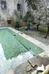 El agua va a la piscina de Torre Codina.