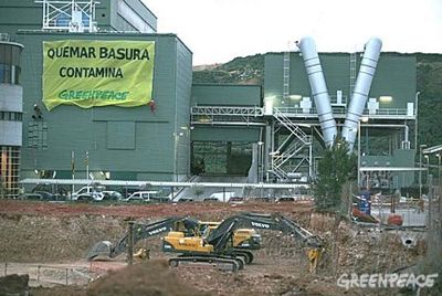 Greenpeace entra en la incineradora de Mallorca para denunciar el negocio de la quema de basuras. A primera hora de la mañana de hoy, varios activistas de Greenpeace han desplegado una pancarta de más de 120 metros cuadrados en la planta incineradora de Son Reus en la isla de Mallorca con el lema 