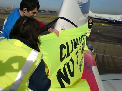 Otro momento de la acción de Greenpeace en el aeropuerto de Heatrow.