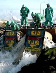 Miembros de Greenpeace bloquean dos tuberías de la factoría de Fertiberia en Huelva con el lema "no a la contaminación de la ría" (marzo de 2005).