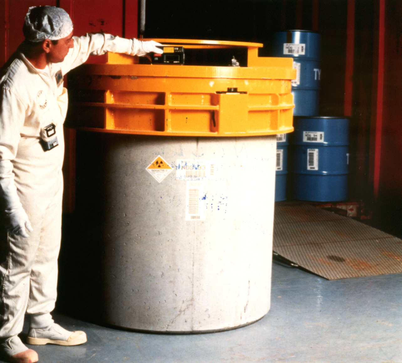 Control de bidones de residuos radioactivos almacenados.