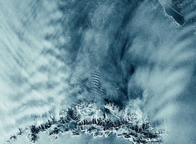 La imagen Enviasat muestra la ruptura del iceberg A53A, al este de la isla Georgia del Sur (visible en la parte inferior) en el sur del océano Atlántico.