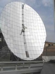 El reflector solar Scheffler está perfectamento integrado en la terraza del edificio modernista del Museo de la Ciencia y la Técnica de Terrassa.