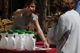 Las botellas para reciclar aceite fuieron regaladas durante el Día de la Tierra (Foto: Diario de Ibiza.)