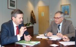 El consejero de Industria, José Luis Navarro, en la reunión en Bruselas ayer con Raffele Liberali.