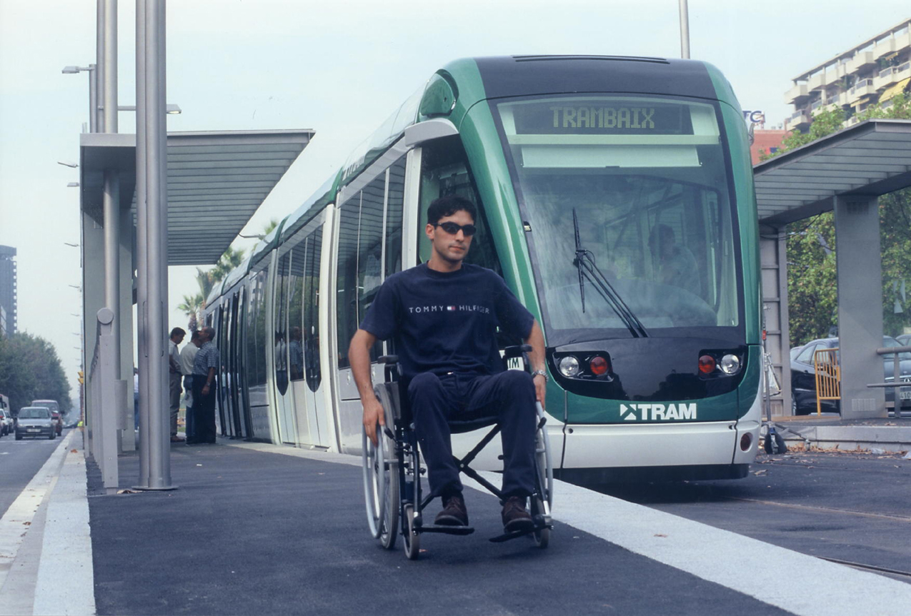 El «tram» de Barcelona también es accesible para discapacitados.
