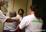 Activistas de Greenpeace agredidos en la acción pacífica contra la empresa Expal que fabrica bombas de racimo.