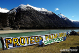 Activistas de Greenpeace Chile, acompañados del director de Greenpeace España, Juan López de Uralde, hicieron una acción de protesta en el río Baker de la Patagonia chilena, en dos de los lugares que se verán gravemente afectados por los proyectos de cinco centrales hidroélectricas.