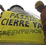 Activistas de Greenpeace muestran una pancarta de "Pasaia cierre ya!" desde el primer anillo de la chimenea de la central térmica.