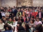 Algunos de los escolares con el alcalde Hereu en la sede del Ayuntamiento barcelonés.