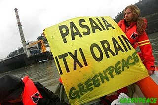 Protesta de Greenpeace contra la central térmica de Pasaia.