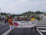 Manifestación contra la MAT cerca de Vic, capital de la comarca de Osona.