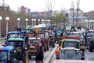 Los tractores de los campesinos ocuoaran calles y carreteras para protestar contra la subida de los combustibles.