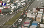 Los camioneros en huelga han cortada durante unos 15 minutos la autopista A7 a la altura de Santa Perpètua de Mogoda.