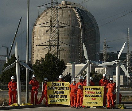 Acción de Greenpeace. Activistas de Greenpeace "cierran" la nuclear de Vendellós-2 para recordar a Zapatero su compromiso de abandonar la energía nuclear. En la imagen activistas dentro de la central de Vandellós-2.
