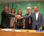 Un momento de la firma del acuerdo para la desalinizadora de la Costa del Sol.